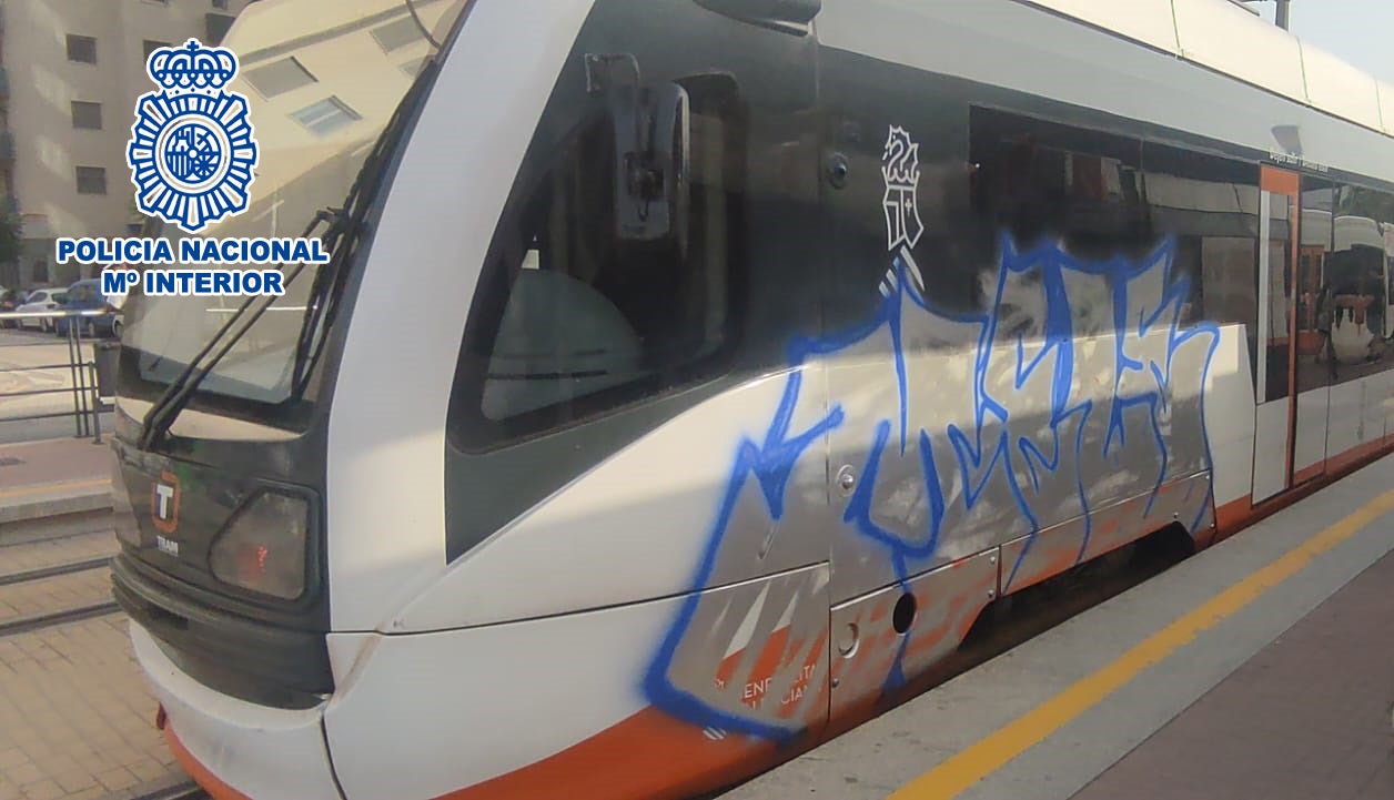 La Policía Nacional detiene en Benidorm a tres jóvenes por pintar grafitis en el TRAM La Policía Nacional detiene en Benidorm a tres jóvenes por pintar grafitis en el TRAM