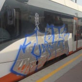La Policía Nacional detiene en Benidorm a tres jóvenes por pintar grafitis en el TRAM 