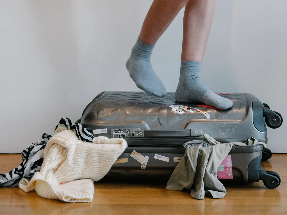 Cómo ahorrar espacio en la maleta  Los trucos con los que ahorrarás  espacio en tu equipaje
