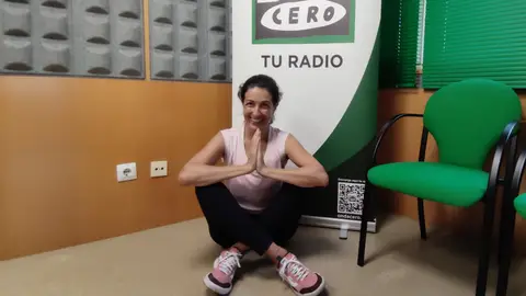 Carmen Quinteiro en el estudio de Onda Cero Pontevedra Verano de cuento con nuestra escritora y profesora, Carmen Quinteiro