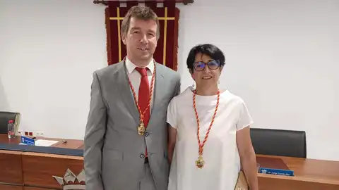 El portavoz socialista de Finestrat con su compañera de grupo en la toma de posesión El portavoz socialista de Finestrat con su compañera de grupo en la toma de posesión
