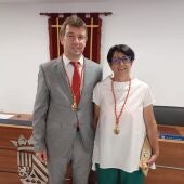 El portavoz socialista de Finestrat con su compañera de grupo en la toma de posesión 