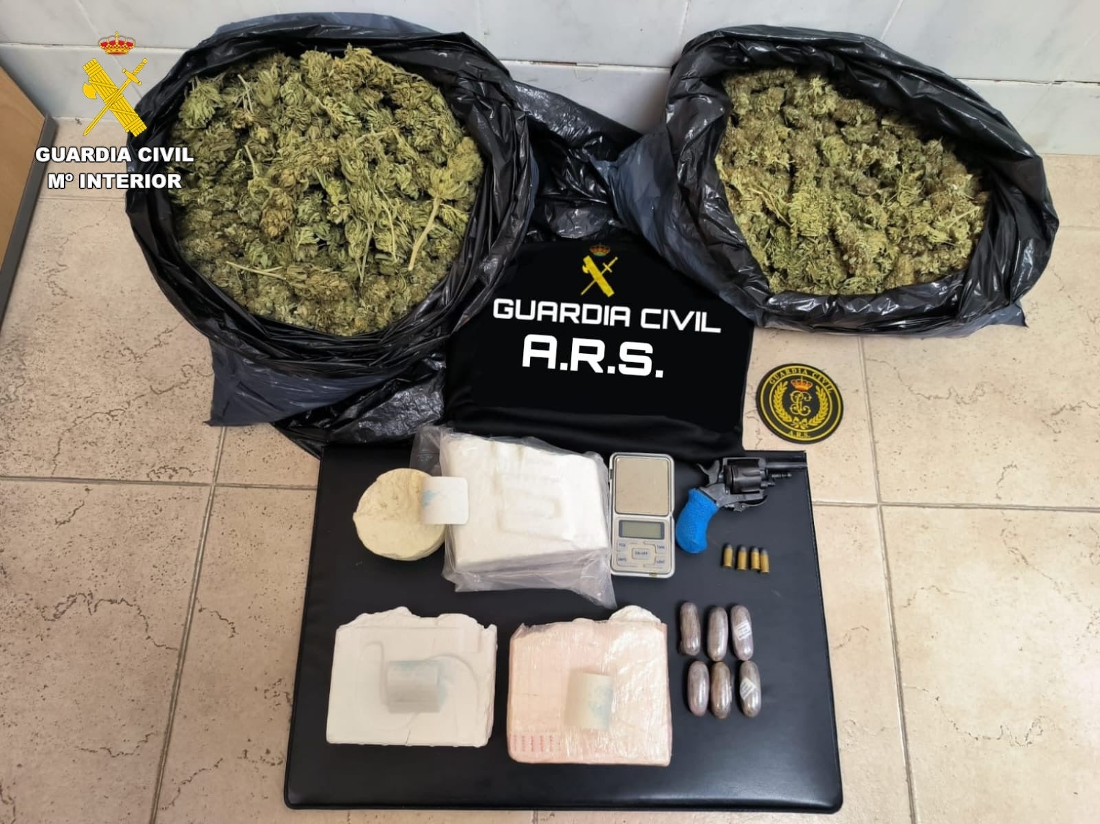 Agentes auxilian a una mujer de 84 años que no podía respirar por la droga almacenada en su casa Agentes auxilian a una mujer de 84 años que no podía respirar por la droga almacenada en su casa