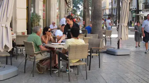 Archivo - Un camarero atienda una mesa de un bar. - Archivo - Un camarero atienda una mesa de un bar. -