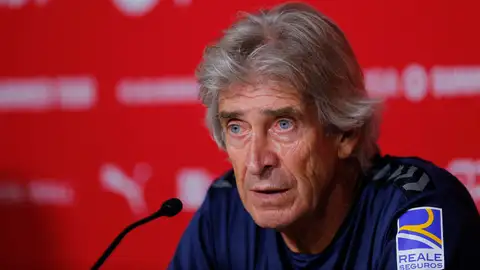 El entrenador Manuel Pellegrini del Real Betis, en una rueda de prensa tras el entrenamiento de su equipo previo al partido contra Sevilla, en Guadalajara, Jalisco (México). El Real Betis se enfrentará este miércoles 2 de agosto a su eterno rival, el Sevilla, en un partido de LaLiga Summer Tour que se disputará en el Estadio Akrón de Guadalajara. El entrenador Manuel Pellegrini del Real Betis, en una rueda de prensa tras el entrenamiento de su equipo previo al partido contra Sevilla, en Guadalajara, Jalisco (México). El Real Betis se enfrentará este miércoles 2 de agosto a su eterno rival, el Sevilla, en un partido de LaLiga Summer Tour que se disputará en el Estadio Akrón de Guadalajara.