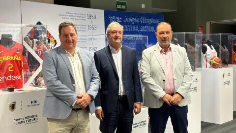 Antonio de Torres, Jes&uacute;s Burgos y Jos&eacute; Mar&iacute;a Benavente en la exposici&oacute;n de la FEB