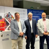 Antonio de Torres, Jesús Burgos y José María Benavente en la exposición de la FEB Antonio de Torres, Jesús Burgos y José María Benavente en la exposición de la FEB