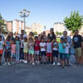 Las concejalas delegadas de Políticas sociales y Centros sociales, María Velasco y Charo Suárez junto a los niños