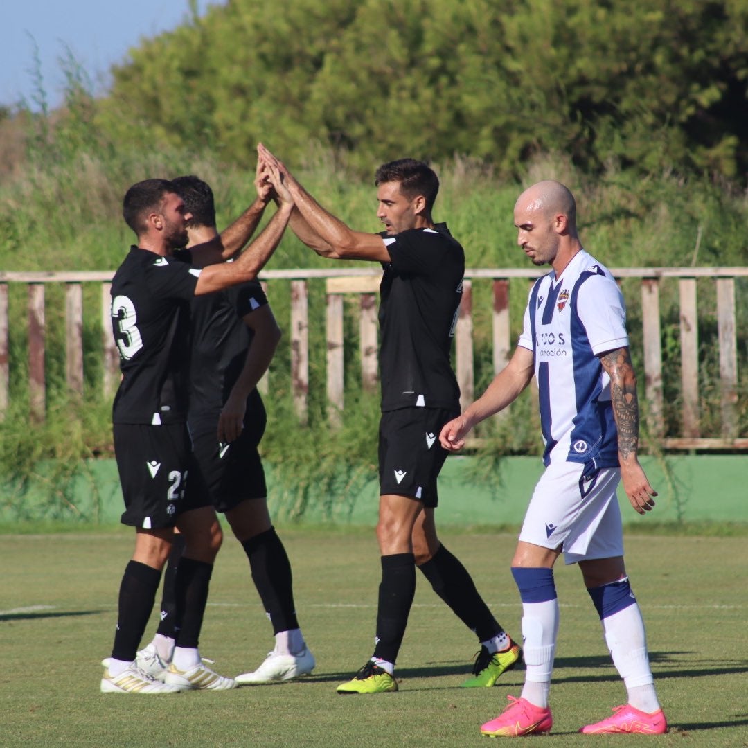 Schreuder convence a la parroquia albinegra: el Castellón se impone al Levante (2-1) Schreuder convence a la parroquia albinegra: el Castellón se impone al Levante (2-1)