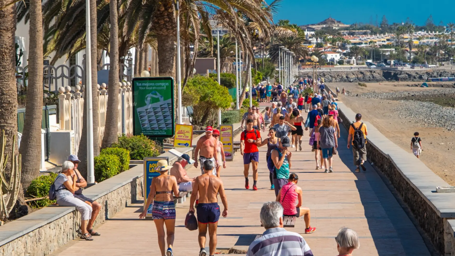 Zona turística de Maspalomas en Gran Canaria | El turismo sigue siendo la principal actividad en Canarias