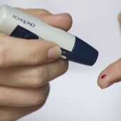 Sangre en un dedo pinchazo diabetes