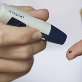 Sangre en un dedo pinchazo diabetes Sangre en un dedo pinchazo diabetes