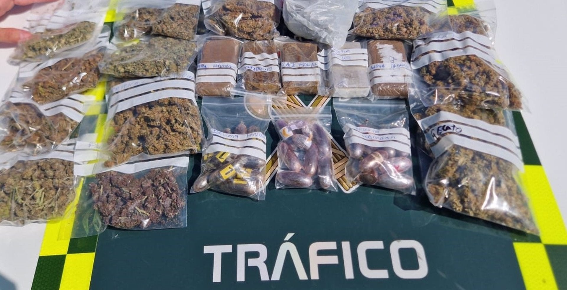 Dos hombres son detenidos en San Juan de Aznalfarache por transportar más de un kilo de drogas en el interior de un vehículo Dos hombres son detenidos en San Juan de Aznalfarache por transportar más de un kilo de drogas en el interior de un vehículo