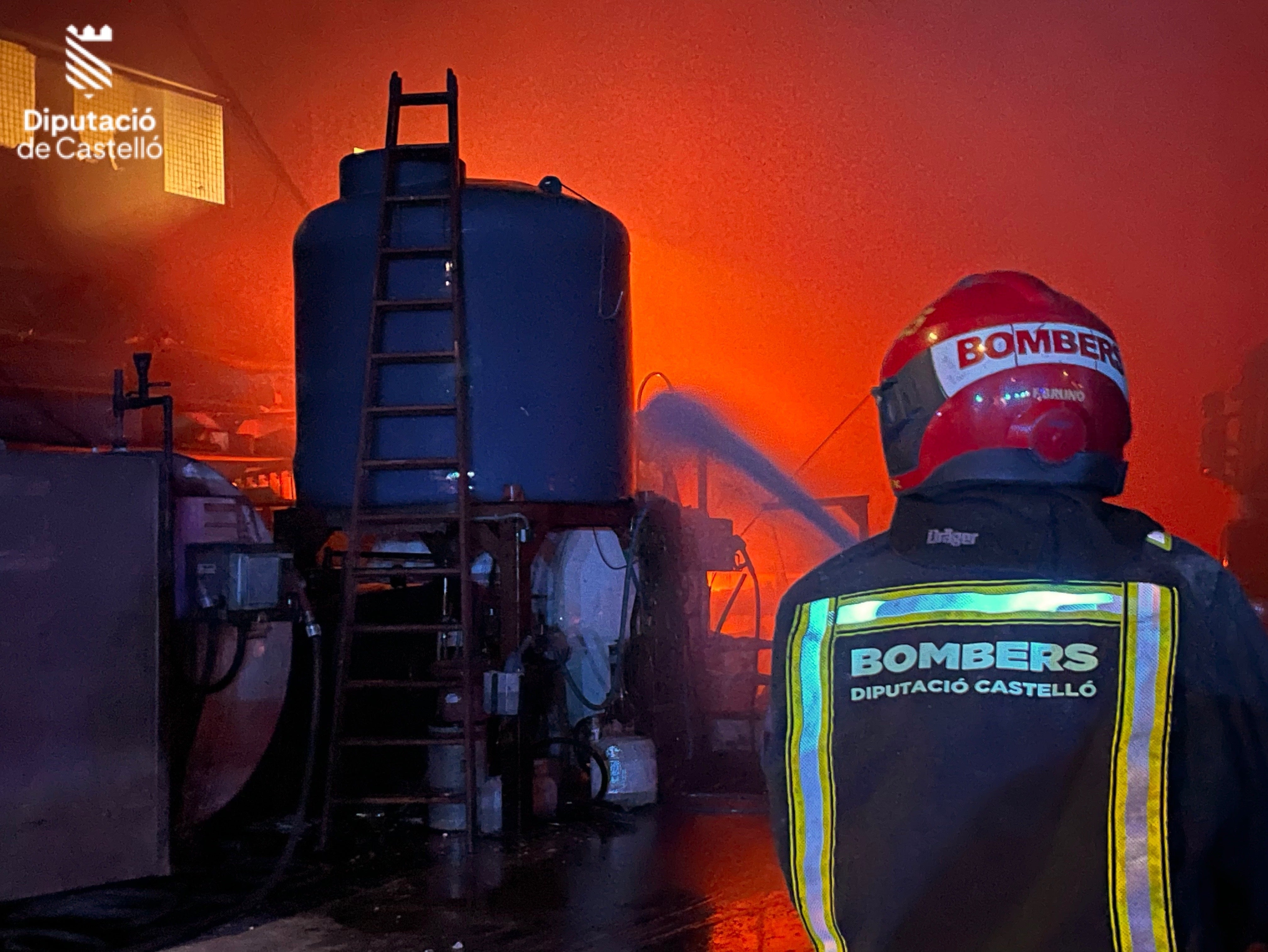 Extinguido el incendio en una empresa de reciclaje industrial de Borriana Extinguido el incendio en una empresa de reciclaje industrial de Borriana