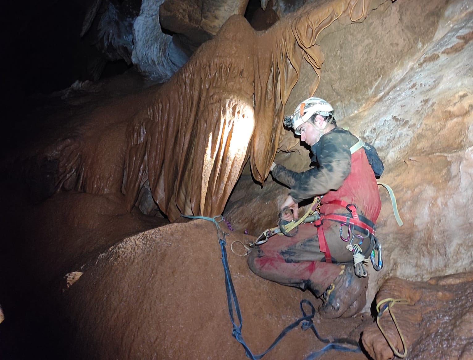 Un bombero descubre un nuevo espacio de 70 metros cuadrados en el río subterráneo de les Coves de Sant Josep de la Vall Un bombero descubre un nuevo espacio de 70 metros cuadrados en el río subterráneo de les Coves de Sant Josep de la Vall