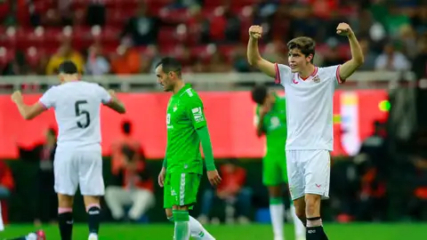 Jugadores del Sevilla celebran una anotación de Youssef En-Nesyri ante Real Betis, durante un partido de pretemporada de la Gira de Verano de LaLiga disputado en el estadio Akron, en Guadalajara, Jalisco (México). Jugadores del Sevilla celebran una anotación de Youssef En-Nesyri ante Real Betis, durante un partido de pretemporada de la Gira de Verano de LaLiga disputado en el estadio Akron, en Guadalajara, Jalisco (México).