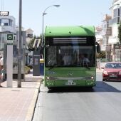 El nuevo autobús urbano de Rota, recorriendo las calles