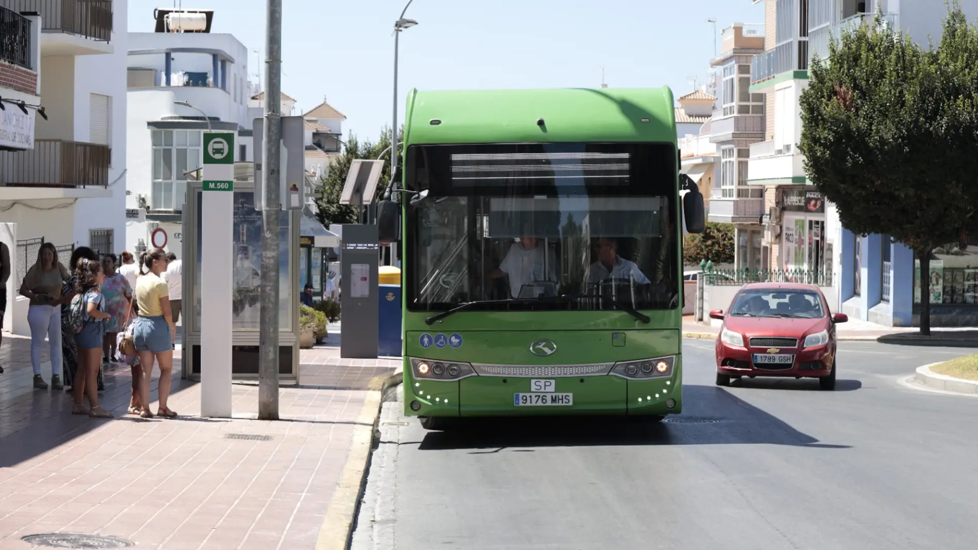 El nuevo autobús urbano de Rota, recorriendo las calles