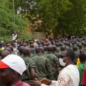 Manifestantes animan a las fuerzas de seguridad durante una protesta en Niamey, Niger