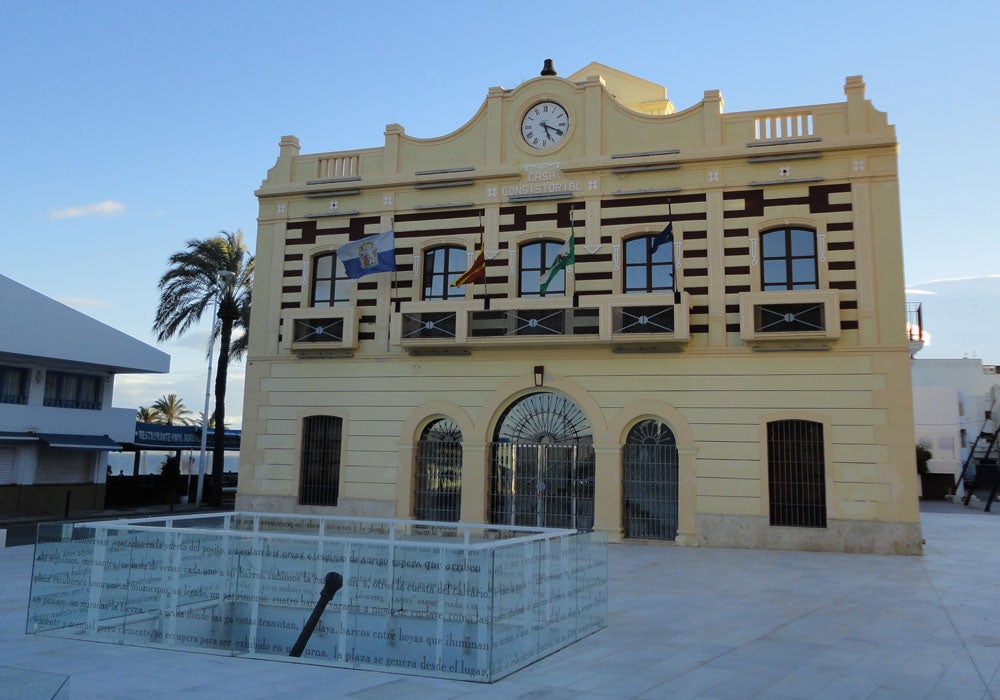 Llaman a declarar a la mujer que arrojó un bote con "heces y orines" a un concejal de Garrucha Llaman a declarar a la mujer que arrojó un bote con "heces y orines" a un concejal de Garrucha