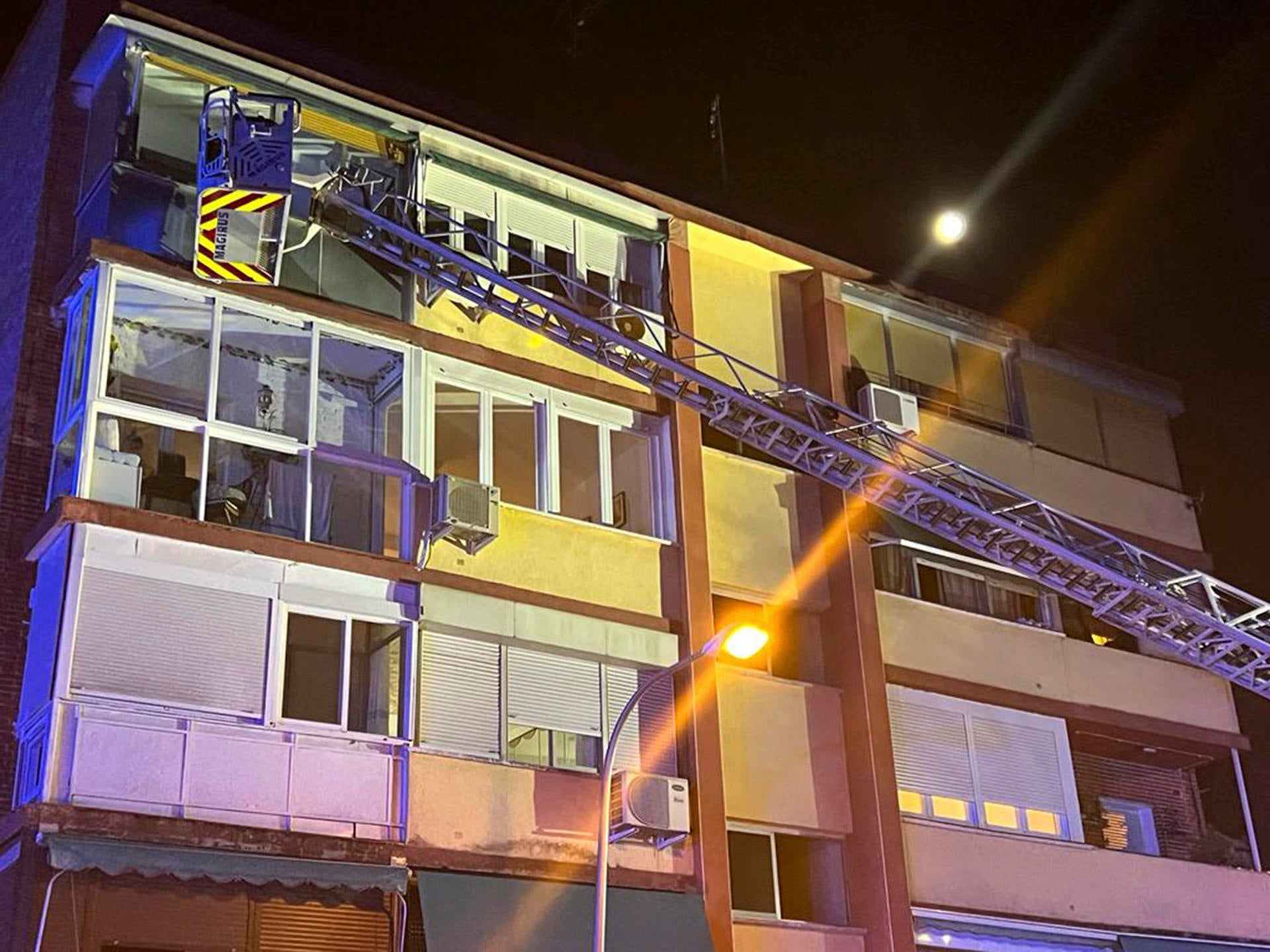 Muere un hombre en el incendio en una vivienda en Madrid Muere un hombre en el incendio en una vivienda en Madrid