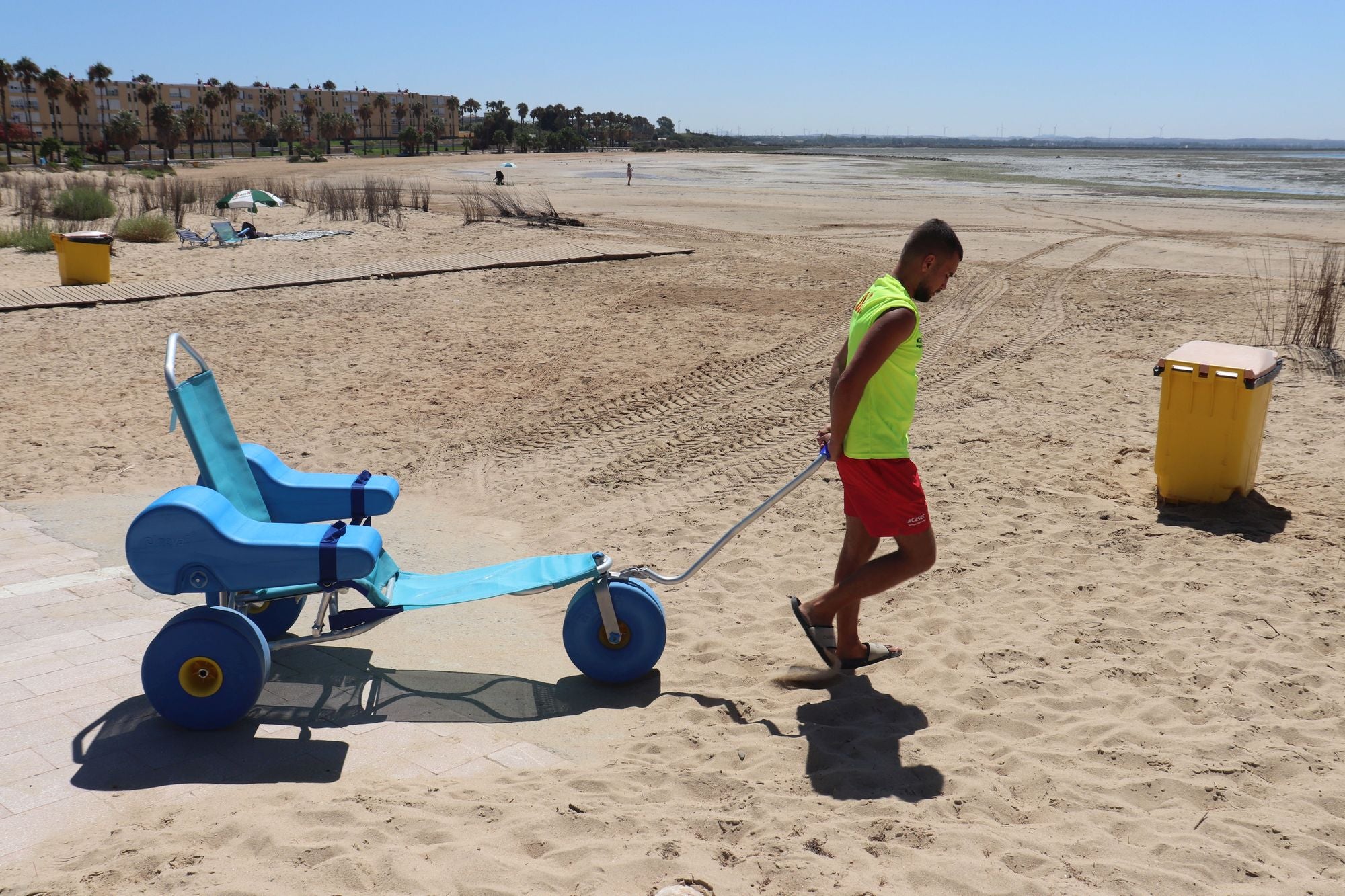 La Playa de La Cachucha estrena una silla anfibia La Playa de La Cachucha estrena una silla anfibia