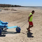 La silla anfibia en la Playa de La Cachucha La silla anfibia en la Playa de La Cachucha