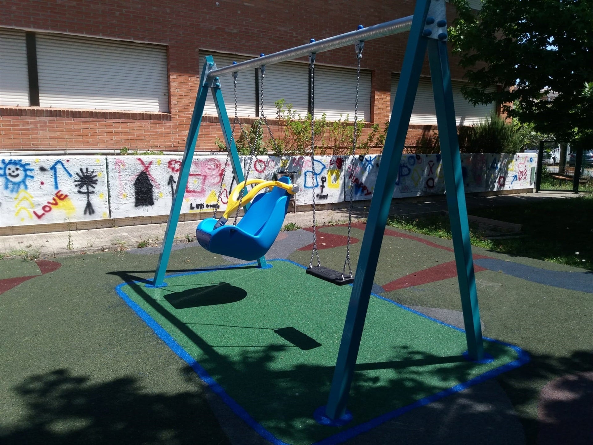 Dos padres se lían a palos y puñetazos en un parque de Valladolid por el turno de un columpio Dos padres se lían a palos y puñetazos en un parque de Valladolid por el turno de un columpio