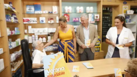 Los farmacéuticos aconsejan a una mujer mayor en su oficina de farmacia Los farmacéuticos aconsejan a una mujer mayor en su oficina de farmacia