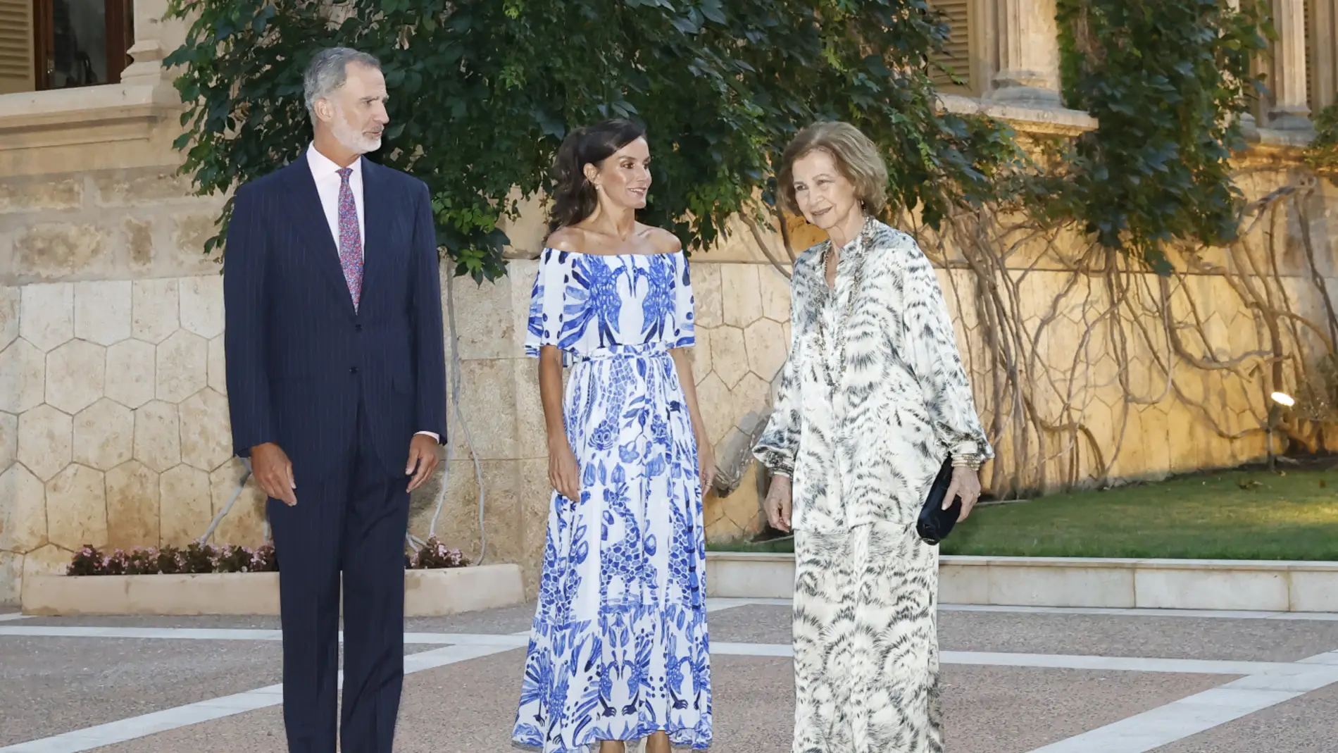 Don Felipe y Doña Letizia, en compañía de Doña Sofía, en los jardines del Palacio de Marivent durante la recepción a la sociedad civil de Baleares