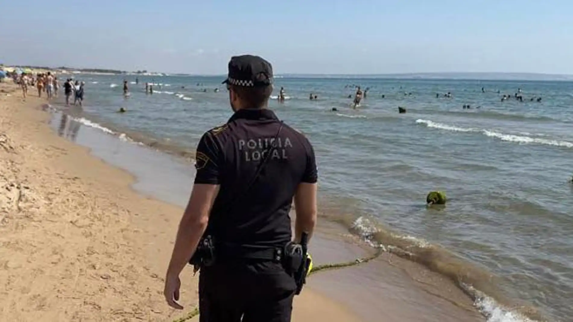 Agente de la Policía Local de Elche en una playa del municipio.