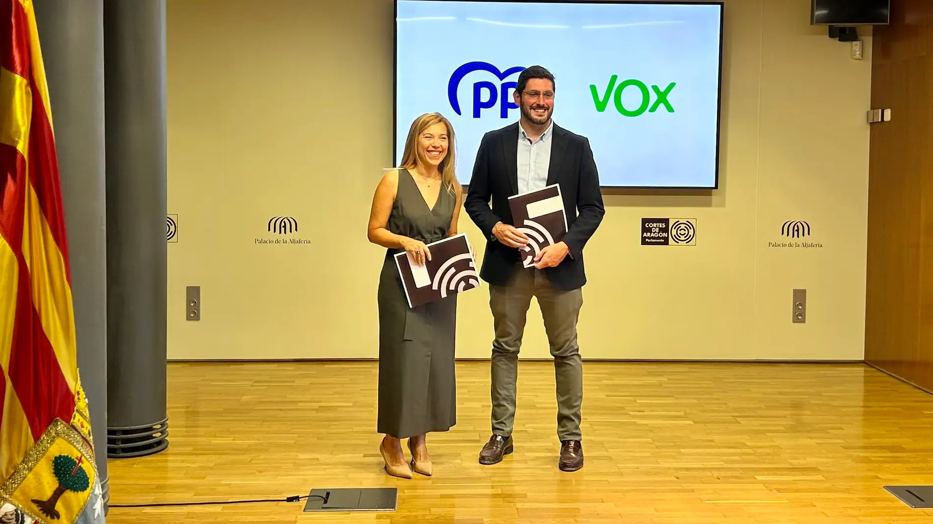 Los portavoces de PP, Ana Alós, y VOX, Alejandro Nolsaco, han rubricado el acuerdo