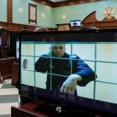 Imagen del líder opositor Alexei Navalny a través de un monitor.