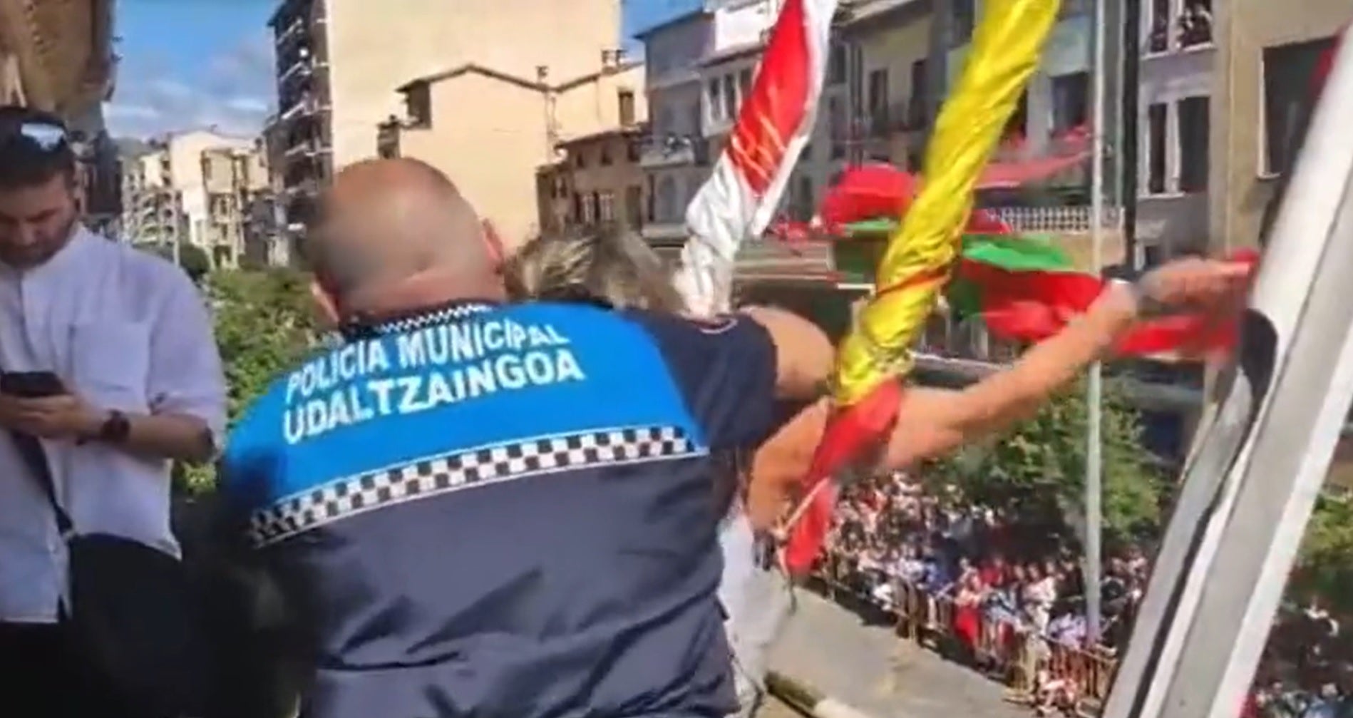 La Policía de Estella saca del balcón a una edil de Bildu por ondear la ikurriña tras el chupinazo de las fiestas La Policía de Estella saca del balcón a una edil de Bildu por ondear la ikurriña tras el chupinazo de las fiestas