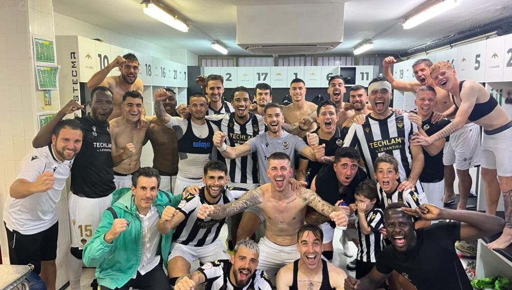 Jugadores del CD CASTELLÓN celebran un triunfo