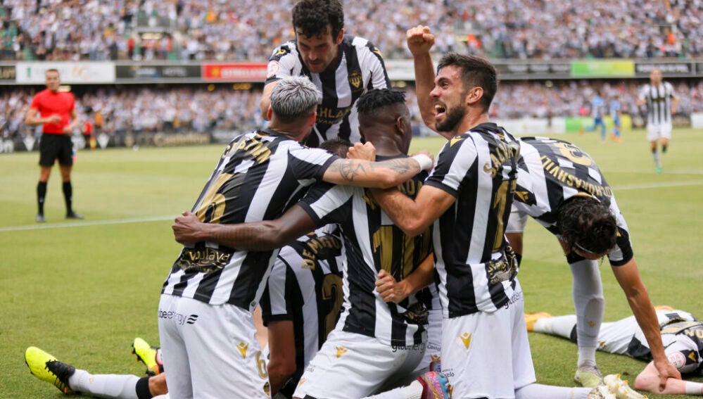 Salva Ruiz celebra un gol con sus compañeros