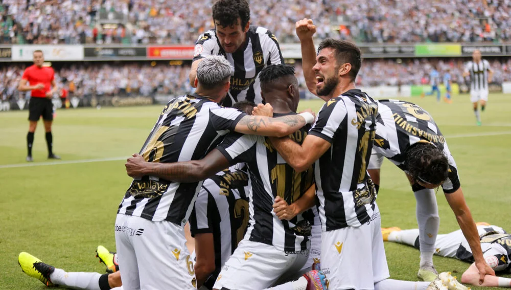 Salva Ruiz celebra un gol con sus compañeros Salva Ruiz celebra un gol con sus compañeros