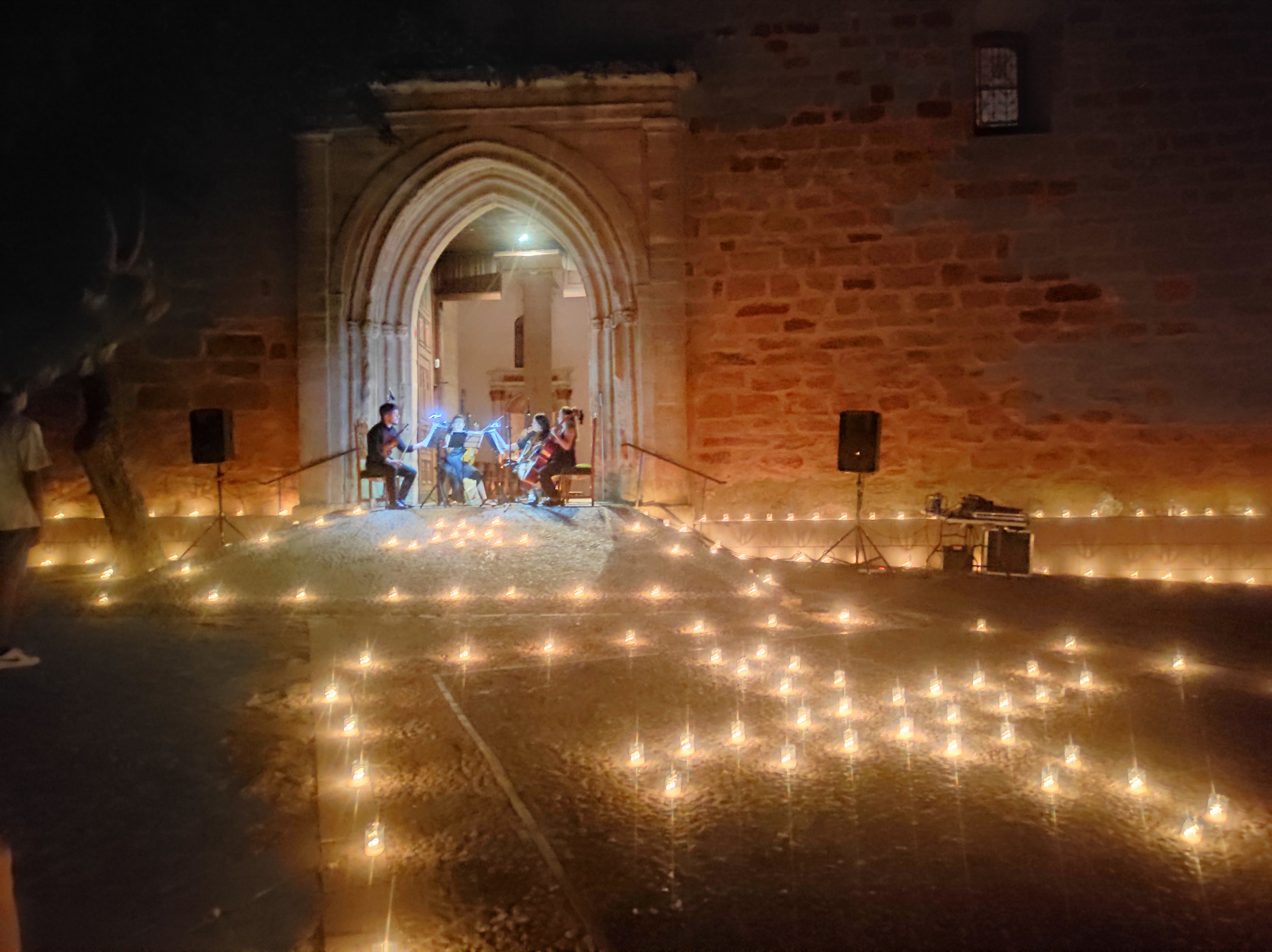 La luz de las velas ilumina 'Almedina Mora' La luz de las velas ilumina 'Almedina Mora'