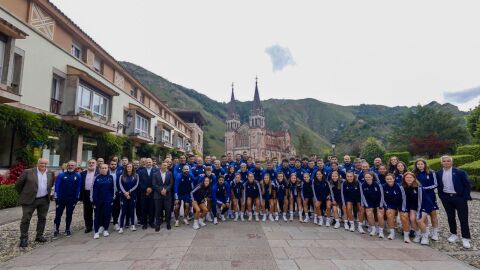 La expedici&oacute;n del Oviedo ante la Bas&iacute;lica de Covadonga