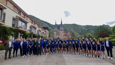 La expedición del Oviedo ante la Basílica de Covadonga La expedición del Oviedo ante la Basílica de Covadonga