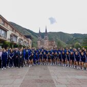 La expedición del Oviedo ante la Basílica de Covadonga