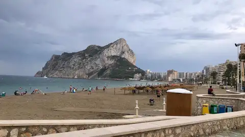 Playa de Calpe en día nublado Playa de Calpe en día nublado