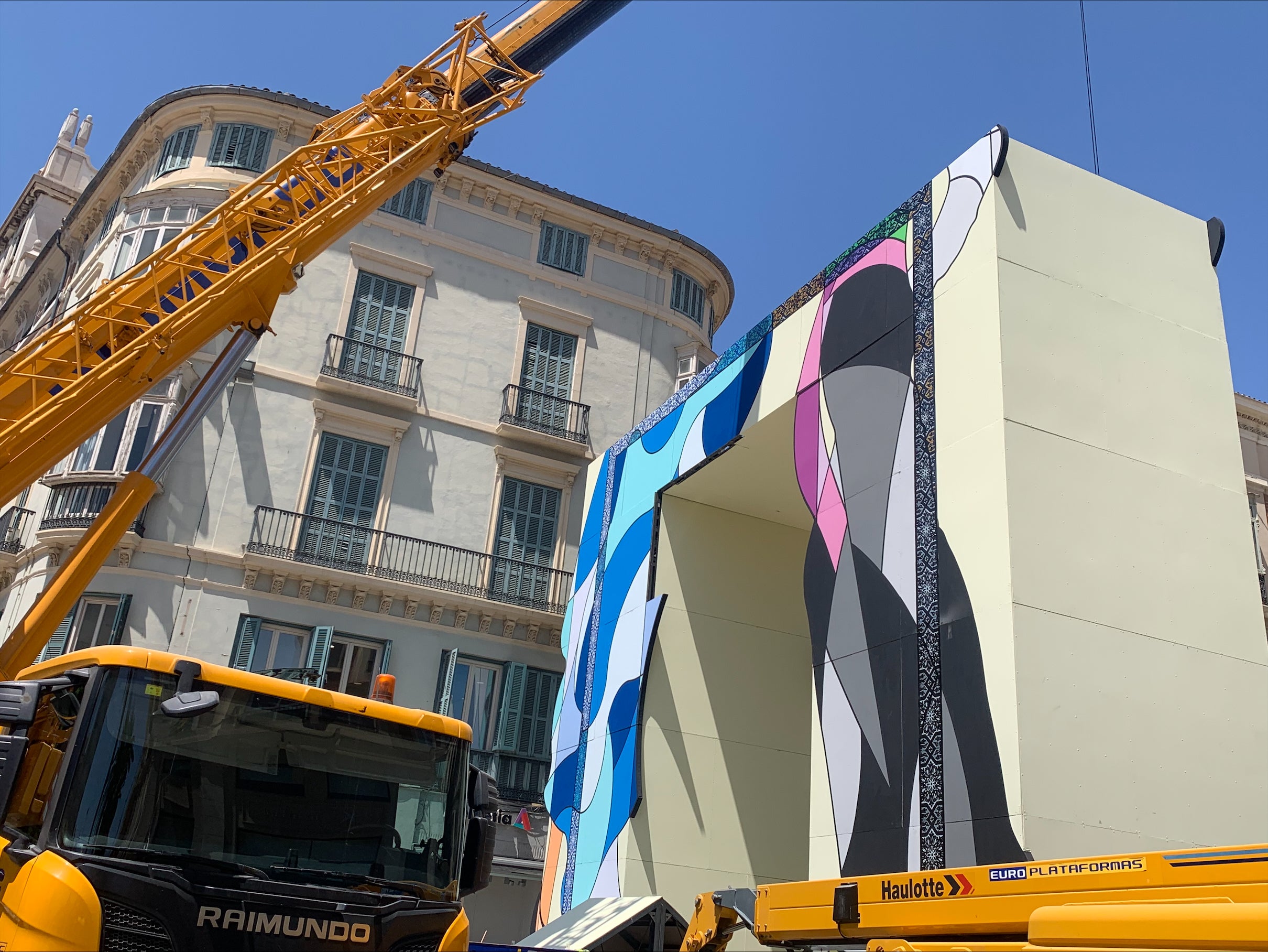 Malagueños opinan sobre la nueva portada en la calle Larios de Málaga Malagueños opinan sobre la nueva portada en la calle Larios de Málaga