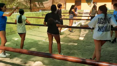 Jóvenes participan en el Valle del Jerte en un proyecto sobre educación en valores y contra el cambio climático Jóvenes participan en el Valle del Jerte en un proyecto sobre educación en valores y contra el cambio climático