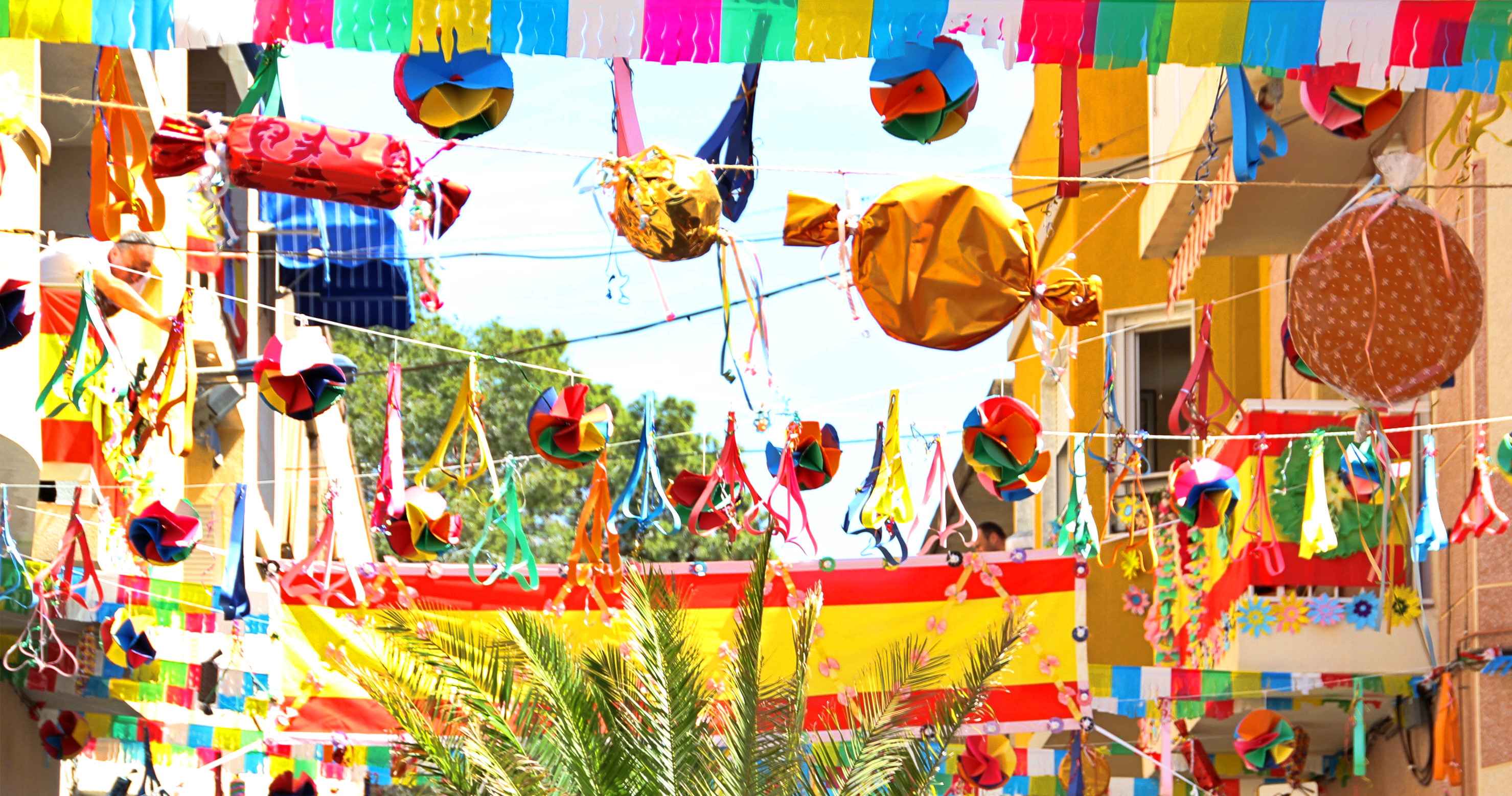 Los vecinos de Santa Pola podrán decorar las calles con trabajo manual de cara a las fiestas patronales Los vecinos de Santa Pola podrán decorar las calles con trabajo manual de cara a las fiestas patronales