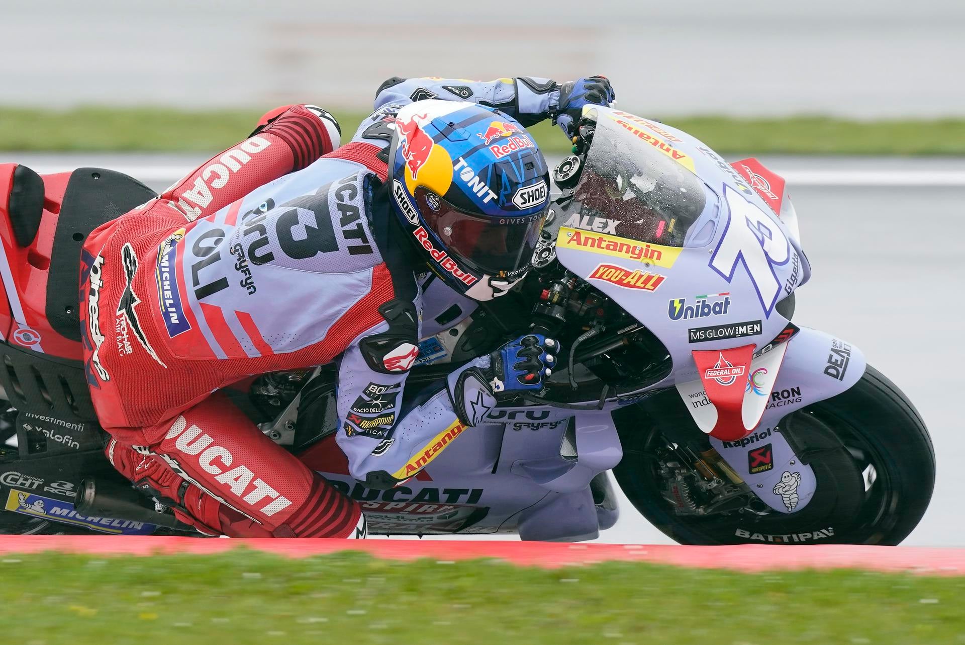Àlex Márquez gana el sprint de Silverstone; Fernández, octavo y Mir acaba decimoséptimo Àlex Márquez gana el sprint de Silverstone; Fernández, octavo y Mir acaba decimoséptimo