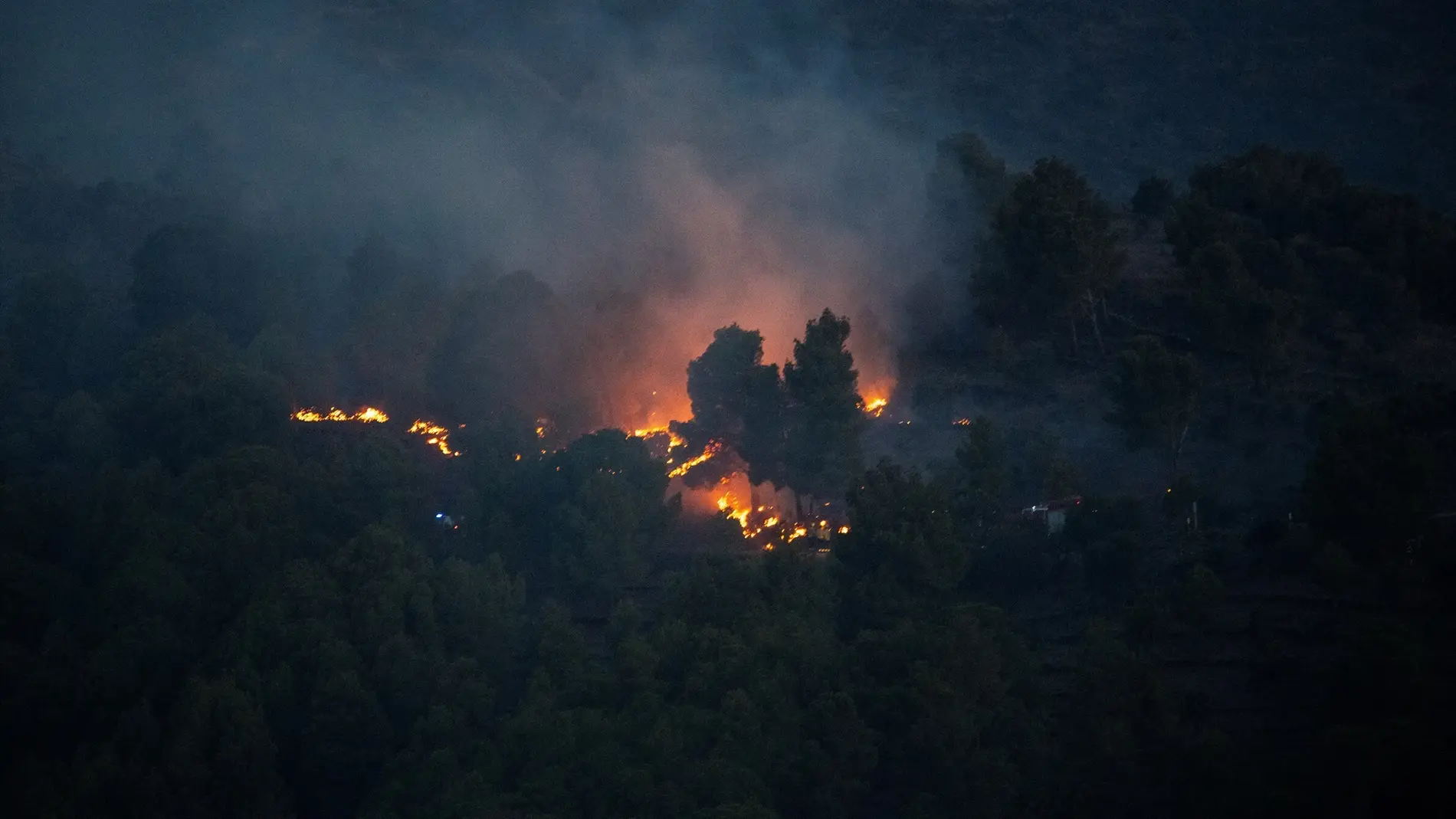 Descartan que el incendio de Portbou, que afecta a 500 hectáreas, sea por causas naturales