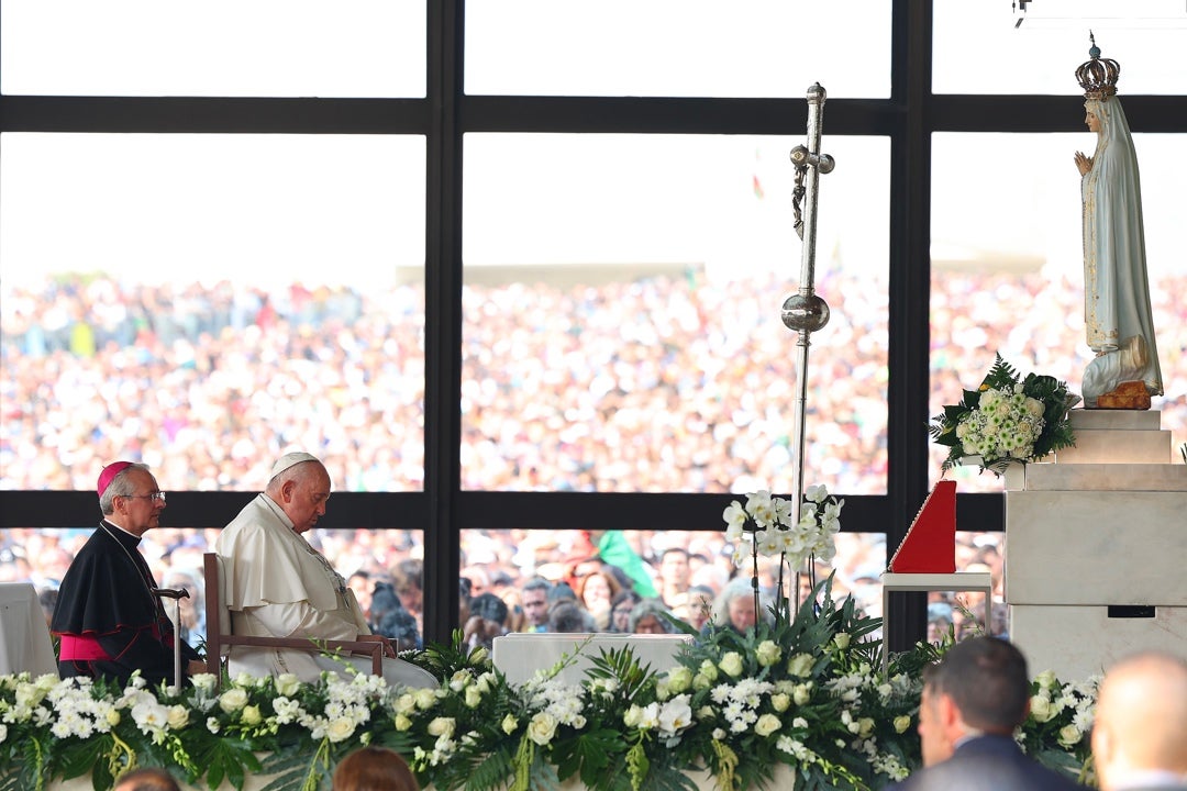 El Papa reza por la paz desde Fátima y pide una Iglesia "de puertas abiertas" a "todos, sin exclusión" El Papa reza por la paz desde Fátima y pide una Iglesia "de puertas abiertas" a "todos, sin exclusión"