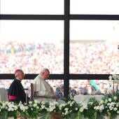 El papa rezando en el santuario de Fatima, donde fue recibido por miles de personas. 