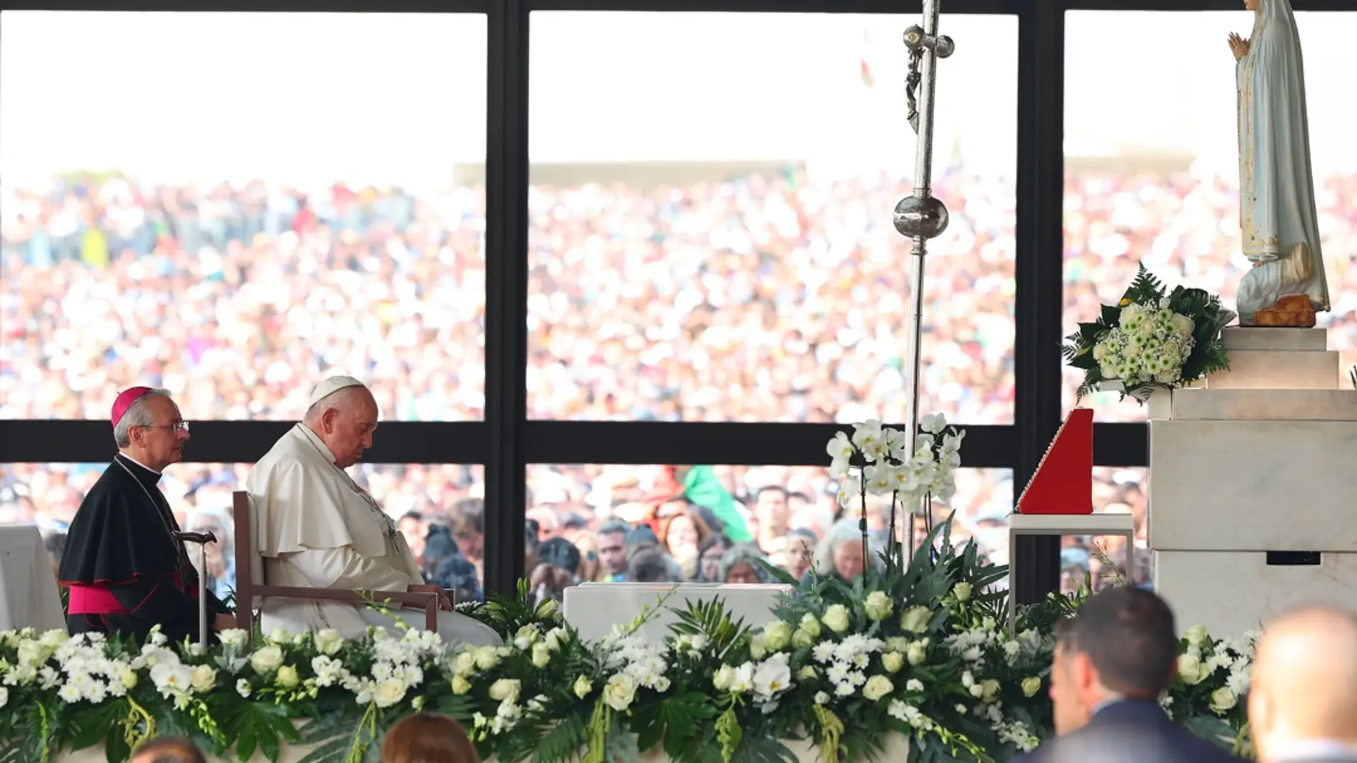 El Papa reza por la paz desde Fátima y pide una Iglesia "de puertas abiertas" a "todos, sin exclusión"